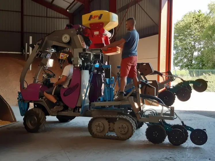 <em class="placeholder">Semoir spécifique, monté sur un enjambeur, pour semer, en direct, 
les couverts végétaux entre rangs de vigne.</em>