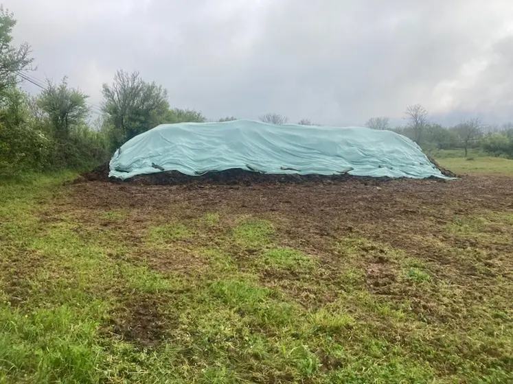 <em class="placeholder">Tas de fumier bâché à la bâche géotextile car fumier plutôt humide.</em>