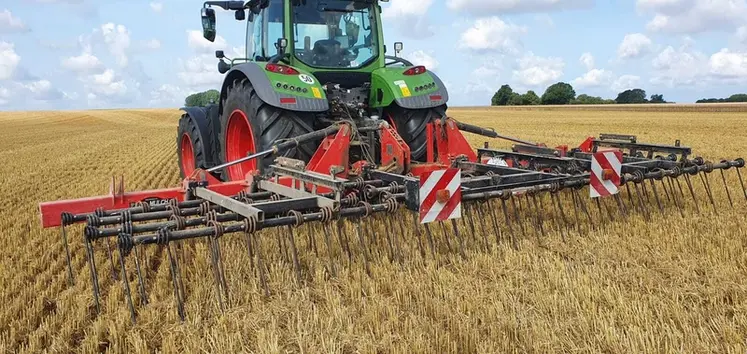 <em class="placeholder">La herse à paille est passée juste derrière moisson. Ce passage vise principalement les limaces, très présentes dans cette région de France douce et arrosée. La herse ...</em>