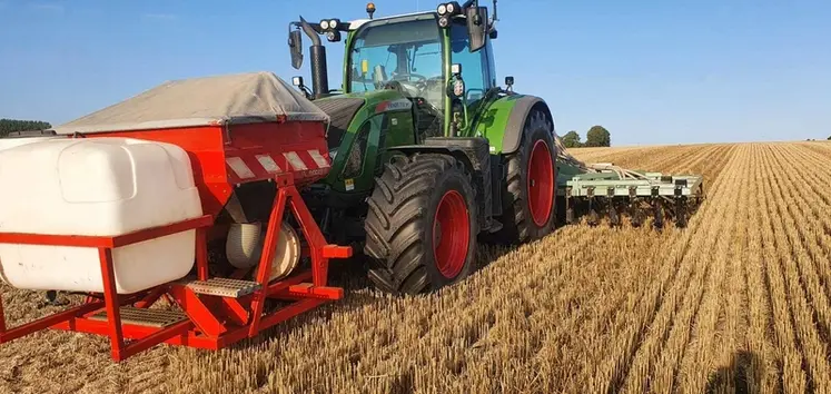 <em class="placeholder">Le semoir à dents est conçu avec une triple distribution : une cuve liquide de 600 litres pour une fertilisation localisé (si besoin), une trémie frontale de 1 200 ...</em>