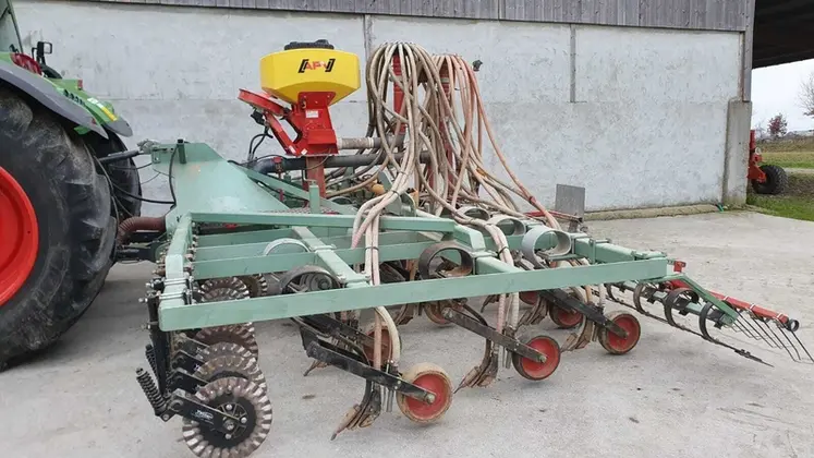 <em class="placeholder">Le semoir à dents est conçu avec une triple distribution : une cuve liquide de 600 litres pour une fertilisation localisé (si besoin), une trémie frontale de 1 200 ...</em>