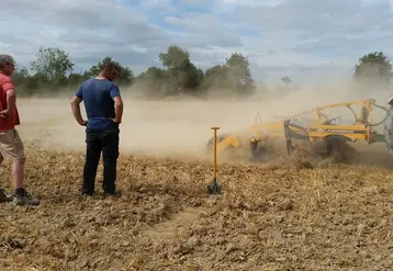 <em class="placeholder">Les chisels, équipés de socs larges n’en deviennent pas des déchaumeurs efficaces. Ils demeurent des outils de pseudo-labour très (trop) polyvalents.</em>