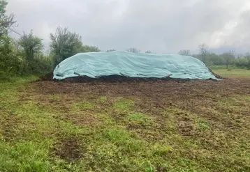 <em class="placeholder">Tas de fumier bâché à la bâche géotextile car fumier plutôt humide.</em>