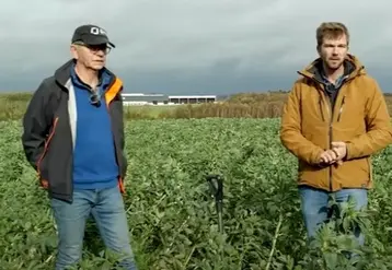 <em class="placeholder">Les deux ACSistes à la manœuvre de l’EARL de Longueil, Antoine à gauche et son fils Guillaume à droite.</em>