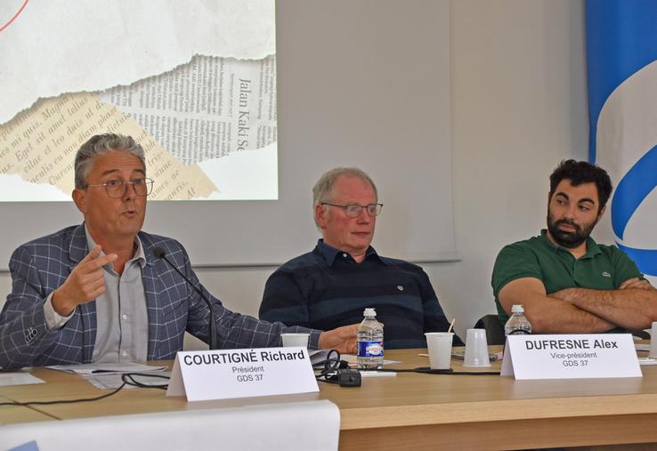 En présence de Richard Courtigné (à gauche), président du GDS 37 et de Baptiste Girard (à droite), président de TCEL, les adhérents des deux structures locales ont voté pour leur regroupement sous le nom de Copelva.