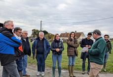Philippe Benoit du Rey a accueilli plusieurs élus sur sa ferme d’Orbigny, pour attirer leur attention sur les incohérences juridiques qui freinent la création de fermes pilotes dédiées à l’étude de l’infiltration de l’eau.