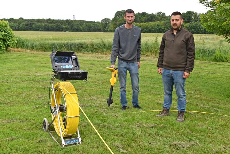 Logan Desmet (à gauche), responsable de la caméra d'inspection et Floran Despras, trésorier de la Cuma de battage de Villedomer, montrent l'équipement acheté pour inspecter les drains.
