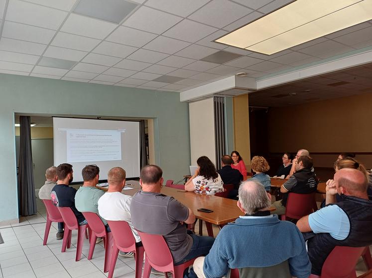 La réunion du 24 juillet a permis aux éleveurs de faire remonter toutes leurs interrogations sur la main-d’œuvre vétérinaire, la contention, la faune sauvage, les différentes conséquences financières.