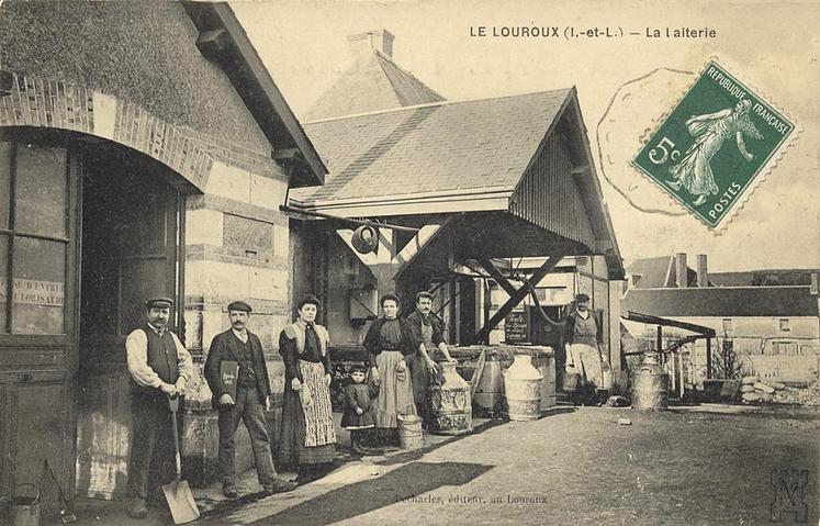 La laiterie du Louroux, avec certains de ses salariés. (Source : Archives départementales d’Indre-et-Loire, fonds Bachella-Barray)