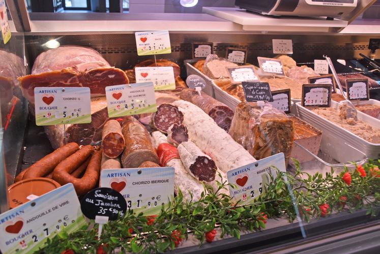 Steven Lardin a la chance de reprendre une boutique fonctionnelle et moderne, avec tout l’équipement nécessaire. Il vient d’accueillir un charcutier dans son équipe.