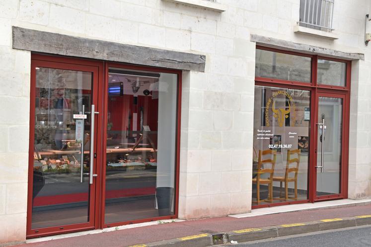 Steven Lardin a la chance de reprendre une boutique fonctionnelle et moderne, avec tout l’équipement nécessaire. Il vient d’accueillir un charcutier dans son équipe.