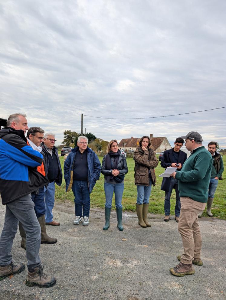 Philippe Benoit du Rey a accueilli plusieurs élus sur sa ferme d’Orbigny, pour attirer leur attention sur les incohérences juridiques qui freinent la création de fermes pilotes dédiées à l’étude de l’infiltration de l’eau.