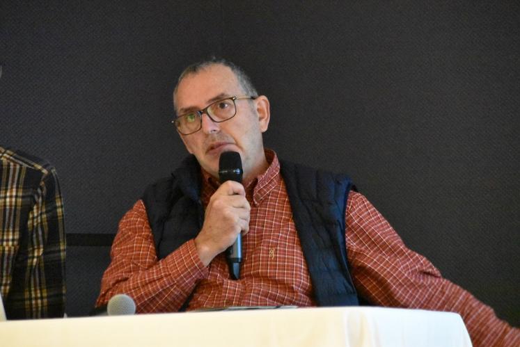 Sam Schrock et Dominique Rioux, de l'IFV, ont restitué les résultats de l'étude terroir de l'AOC vouvray sur laquelle ils travaillent depuis quatre ans, tant sur le terrain qu'en cartographie derrière un écran. ©N.D