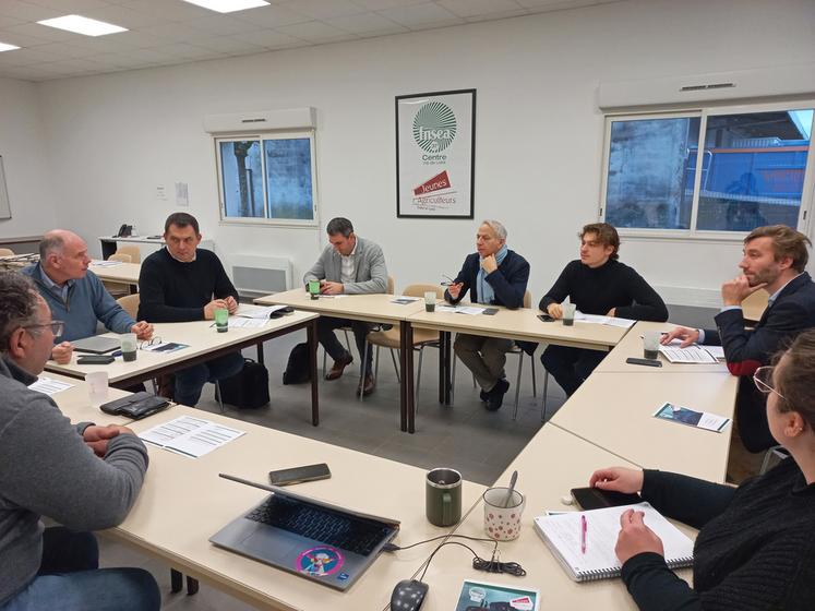 Les parlementaires du département étaient invités le 8 décembre afin de leur dresser un constat de l’agriculture tourangelle : le territoire traverse une crise structurelle plus profonde que les aléas conjoncturels vécus jusqu’ici. ©FNSEA 37 