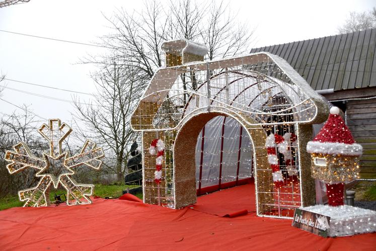 Depuis le 29 novembre et jusqu'au 4 janvier, le village du Père Noël accueille les visiteurs au cœur de la forteresse de Montbazon. ©N.D
