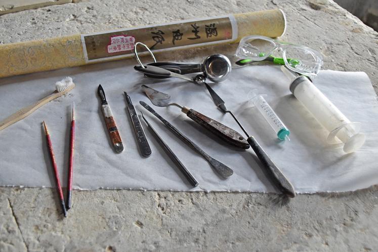 Pour mener à bien leur mission, les deux professionnelles utilisent du matériel médical, tel que des seringues ou des scalpels. ©N.D