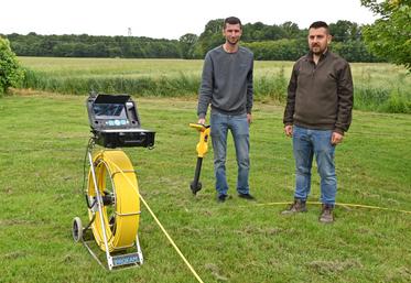 Logan Desmet (à gauche), responsable de la caméra d'inspection et Floran Despras, trésorier de la Cuma de battage de Villedomer, montrent l'équipement acheté pour inspecter les drains.