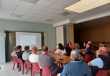 La réunion du 24 juillet a permis aux éleveurs de faire remonter toutes leurs interrogations sur la main-d’œuvre vétérinaire, la contention, la faune sauvage, les différentes conséquences financières.