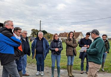 Philippe Benoit du Rey a accueilli plusieurs élus sur sa ferme d’Orbigny, pour attirer leur attention sur les incohérences juridiques qui freinent la création de fermes pilotes dédiées à l’étude de l’infiltration de l’eau.