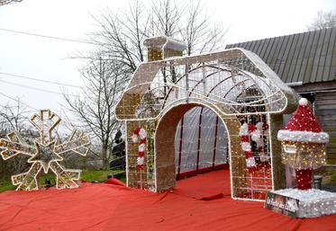 Depuis le 29 novembre et jusqu'au 4 janvier, le village du Père Noël accueille les visiteurs au cœur de la forteresse de Montbazon. ©N.D