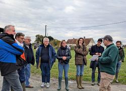 Philippe Benoit du Rey a accueilli plusieurs élus sur sa ferme d’Orbigny, pour attirer leur attention sur les incohérences juridiques qui freinent la création de fermes pilotes dédiées à l’étude de l’infiltration de l’eau.