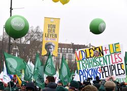 Le cortège scande « Ursula go home ». Tous les représentants syndicaux européens demandent son départ de la présidence de la Commission européenne. ©B.R