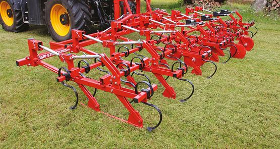 La bineuse autoguidée mécaniquement est équipée de skis qui se calent dans les sillons préalablement tracés par un semoir équipé de dents. Le système est breveté.