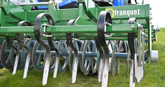 Associé en frontal, le Synchrospire réalise un premier travail superficiel du sol, favorisant le nivellement et l’émiettement en amont du passage principal.