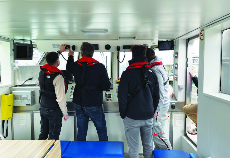 Sur le bateau école Anita Conti, les élèves apprennent à manœuvrer et à naviguer dans des conditions optimales.