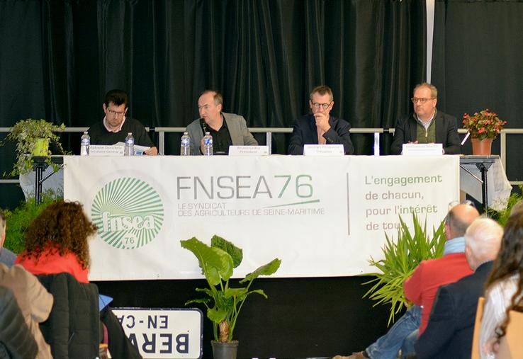 À la tribune de gauche à droite : Stéphane Donckele, Bruno Ledru, Jocelyn Pesqueux et Emmanuel Martin, commissaire aux comptes.