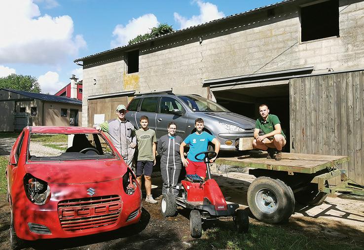 De g. à d. : Pierre Barabé, Baptiste Feuillolay, Bérénice Dumortier, Gontran Dumortier et Marius Bertin préparent leurs machines infernales pour l’auto-foot et le garden cross. 