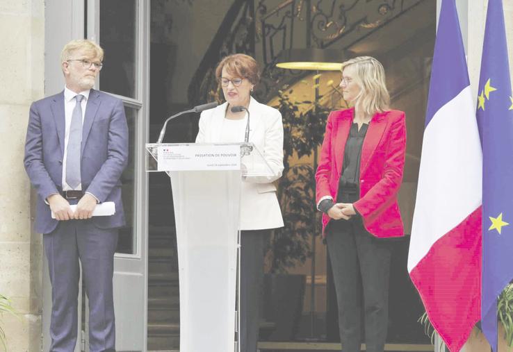 Passation entre d'un côté Marc Fesneau et Agnès Pannier-Runacher, et de l'autre, Annie Genevard, nouvelle ministre de l'Agriculture, originaire du Doubs.