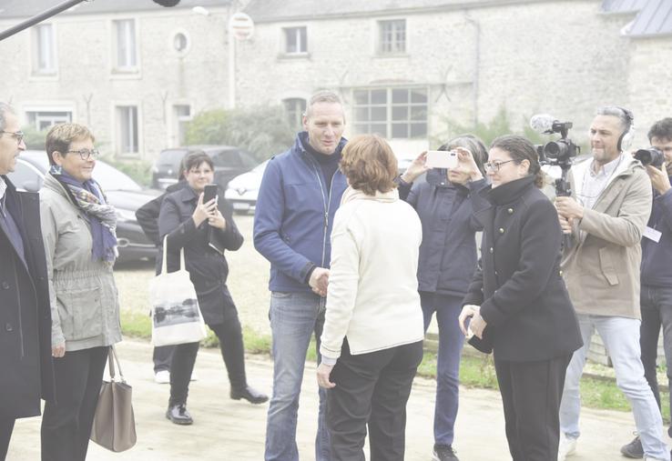 Jeudi 31 octobre, à Morigny-Champigny (Essonne). La ministre Annie Genevard a été accueillie sur l'exploitation de Benoît Mazure, en compagnie de nombreux représentants politiques, professionnels et syndicaux.