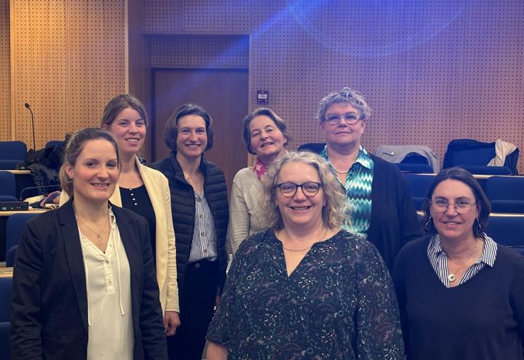 Sylviane Lefez, présidente de la commission agricultrice de Normandie, entourée de ses collègues : Nathalie Lepelletier et Sarah Cardon pour le Calvados, Florence Goron et Solène Levallois pour la Manche et Blandine Juilenne et Chloé Herman-Pilouer pour l'Orne.