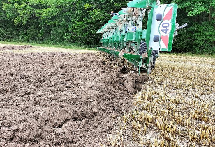 « Labourer est un vrai métier. Il faut pratiquer pour savoir régler correctement l’outil. Le labour doit être régulier sans laisser percevoir de nuances dans les reliefs de surface », indique Frédéric Berhaut.