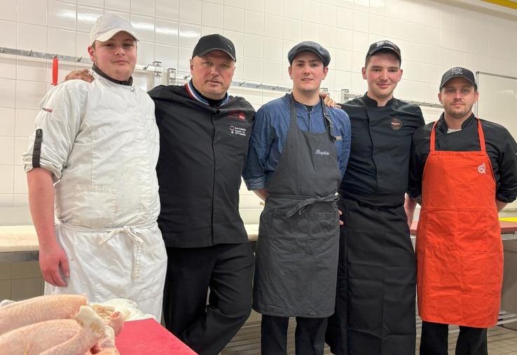 Alexis Caquelard avec des jeunes en reconversion au CFA de Dieppe : Michaël, Théophile, Baptiste et Erwan.