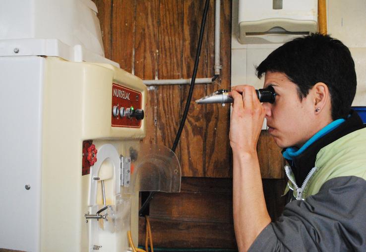 Si le refractomètre indique 16 Brix, la concentration du lait est de 200 g de poudre par litre d'eau.