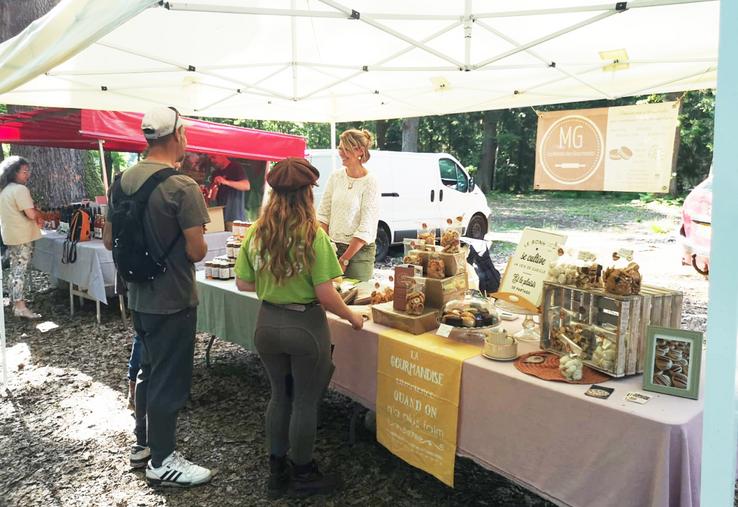 " C'est important de mettre en valeur ces professionnels, parce que ce sont des gens qui font vivre aussi le territoire. On est loin du côté industriel, ici on retrouve le lien, le local, l'artisanal ", souligne la maire de Forges-les-Eaux.