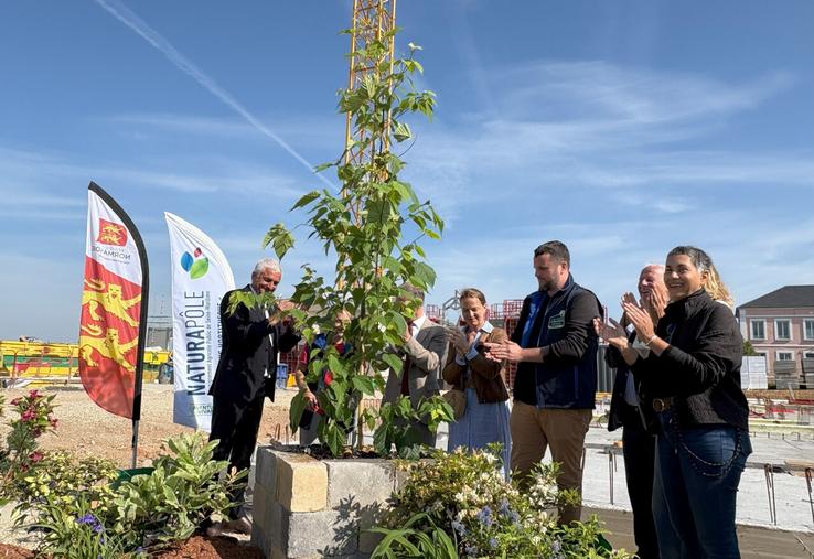 Hervé Morin, président de Région, a planté le premier arbre qui ornera l'entrée du nouveau campus Hortithèque de Terres-de-Caux.
