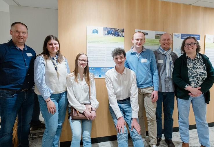 Les quatre étudiants en BTSA Acse, accompagnés de l'éleveur et de deux de leurs professeurs.