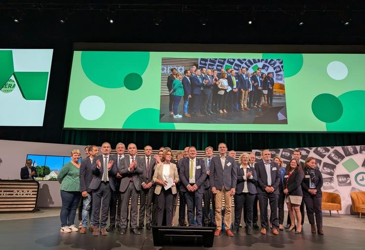 Sylvie Le Dilly entourée des membres du conseil d'administration de Groupama Centre Manche.