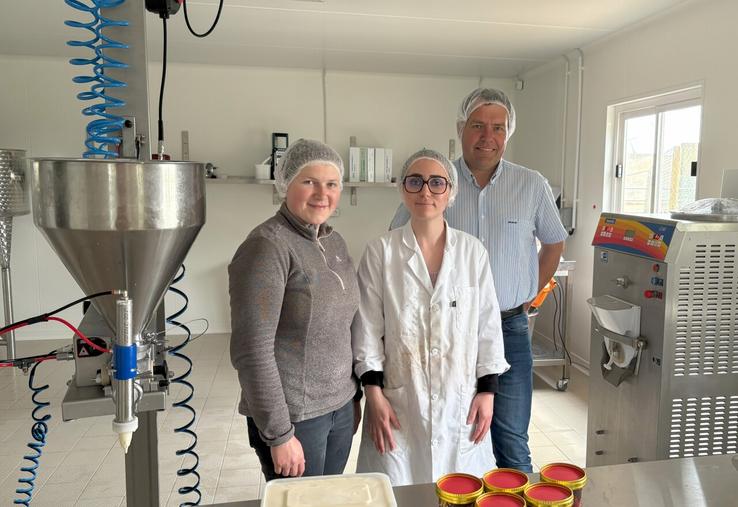 Mathilde, Camille et Sébastien dans le nouveau laboratoire de fabrication des glaces. 