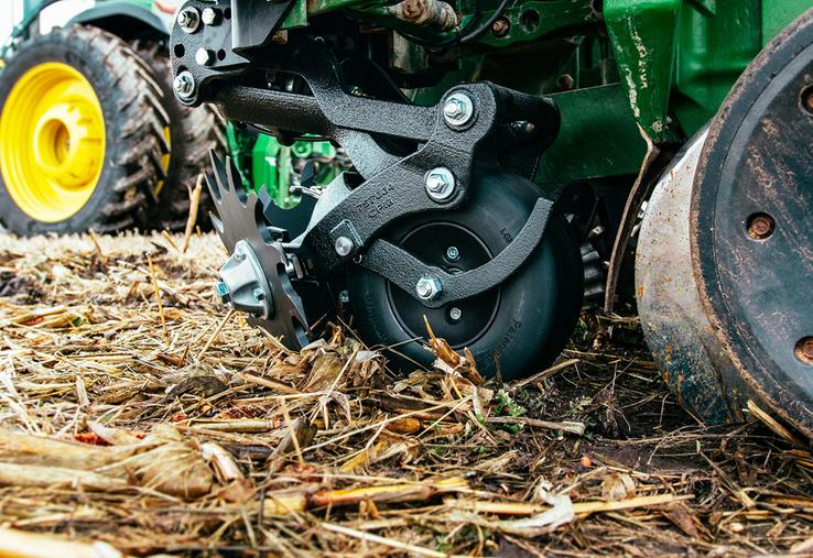 Une des solutions Precision Planting est le chasse-débris Reveal, directement monté sur le châssis, ce qui élimine son impact sur les éléments de semis.