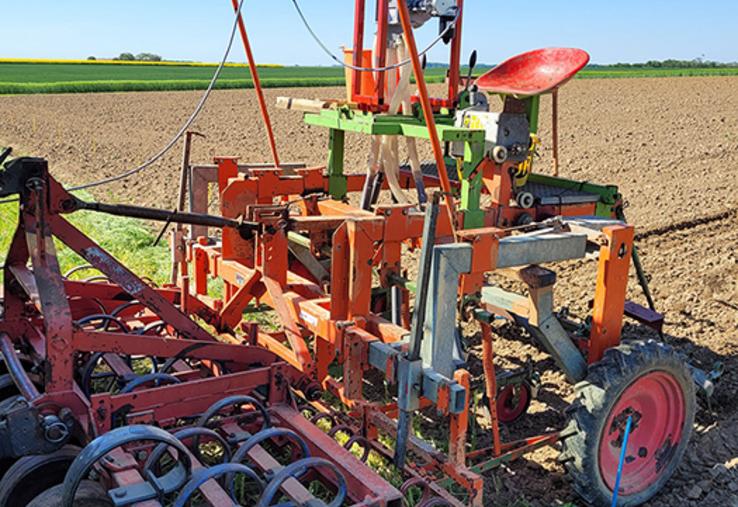 Le semoir mesure 2,20 m de large.