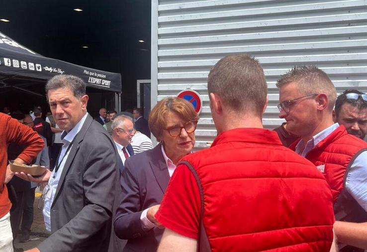 À l'issue du congrès, Annie Genevard s'entretient avec le président de JA Manche, Luc Chardine, et le secrétaire général de JA Manche, Étienne Cousin.