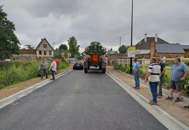La réunion sur le terrain entre élus et agriculteurs a permis de mieux prendre en compte la circulation des engins agricoles dans les aménagements futurs.