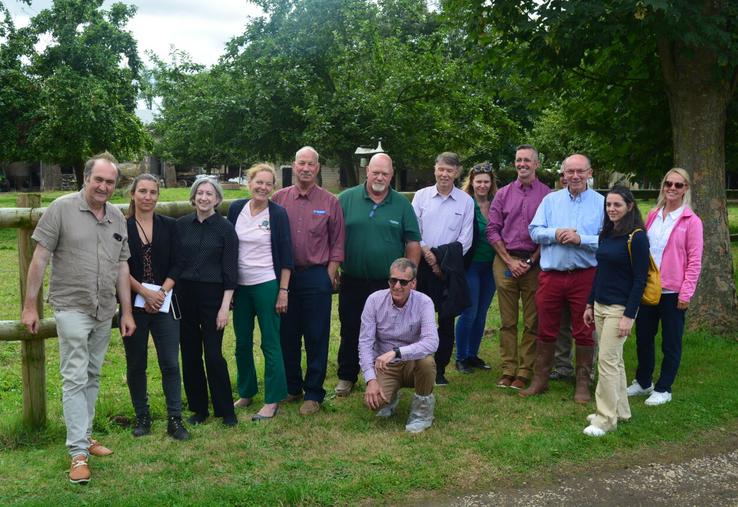 La délégation d'agriculteurs américains découvre la diversité des productions agricoles du département. Ici à la Ferme du Pays à Pissy-Pôville chez Arnold Puech d'Alissac.