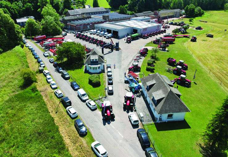 Au cœur de Brachy, la concession expose une large gamme de matériel agricole. 