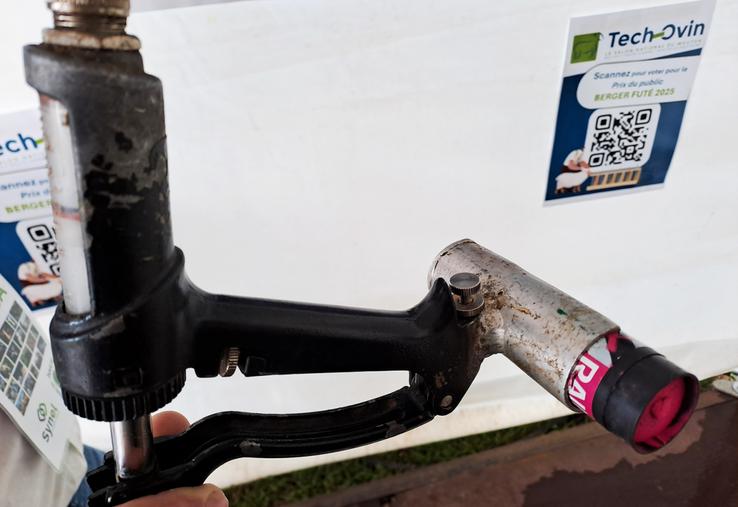 Premier prix : une patte métallique fixée sur le pistolet.