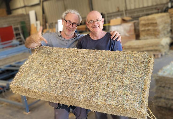 Gilles Froidure, l'un des cofondateurs de Fibraterre, et son collaborateur Vincent Billaud, dans l'atelier de Oissel.